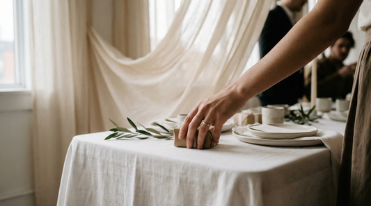 Minimalistisch gedeckter Hochzeitstisch – modernes Tischgeschenk mit ruhiger Ästhetik